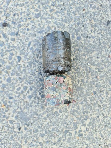 Carotte d’enrobé ou de béton sur routes ou dalles - Repérage Amiante et HAP dans les enrobés routiers en Normandie 